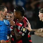 Andrés Rojas' refereeing was criticized after Flamengo vs. Estudiantes. (Photo: Pablo Porciuncula/AFP)
