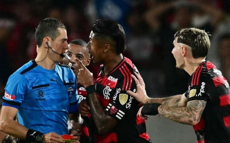 Andrés Rojas' refereeing was criticized after Flamengo vs. Estudiantes. (Photo: Pablo Porciuncula/AFP)