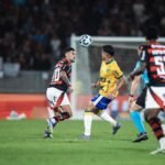 Arrascaeta's nutmeg on Neto Moura. Photo: Pedro Zacchi.