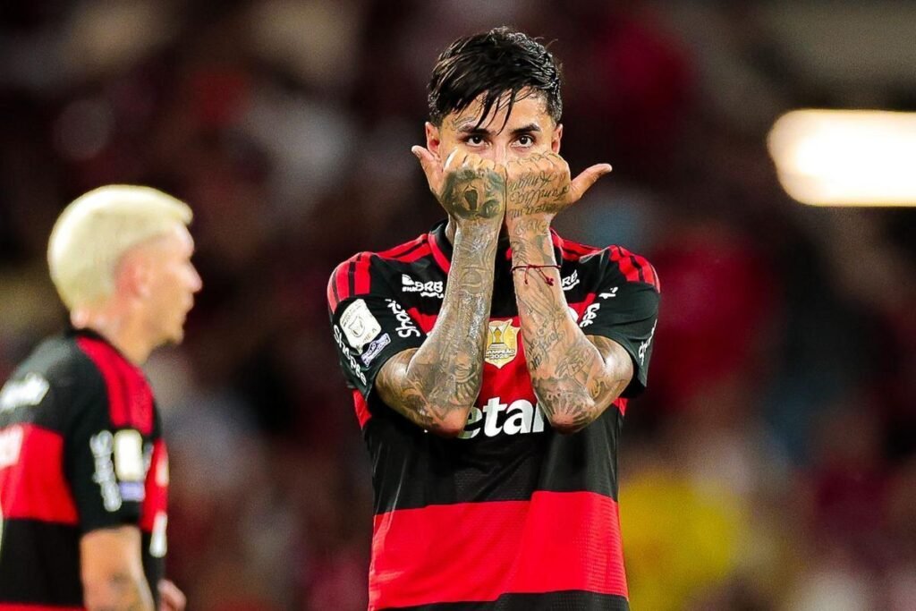 Flamengo vence o Vitória com show de Pulgar e BH e encurta distância para a liderança