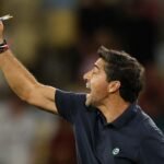 Abel Ferreira protests a call during Fluminense vs. Palmeiras at the Maracanã — Photo: Cesar Greco/Palmeiras/by Canon