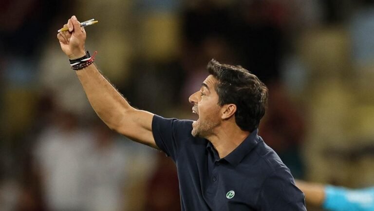 Abel Ferreira protests a call during Fluminense vs. Palmeiras at the Maracanã — Photo: Cesar Greco/Palmeiras/by Canon