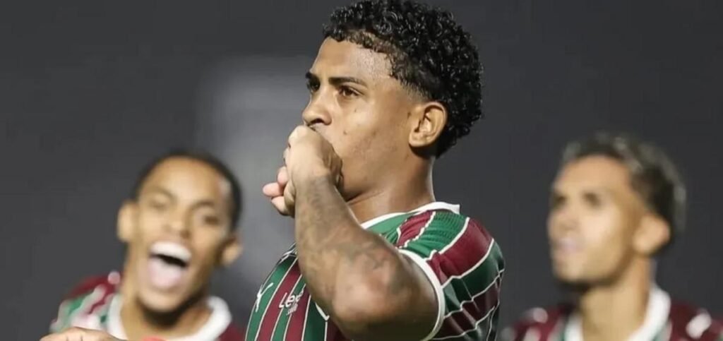 John Kennedy desfalca Fluminense nas oitavas da Libertadores por lesão