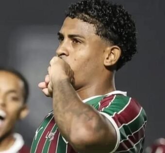 John Kennedy desfalca Fluminense nas oitavas da Libertadores por lesão