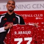 Ronald Araújo wearing the number 33 jersey he will use at Liverpool (Photo: Disclosure)