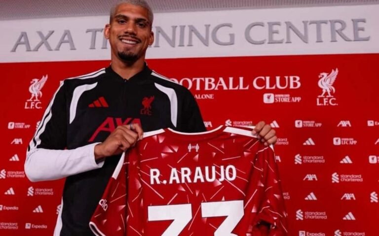 Ronald Araújo wearing the number 33 jersey he will use at Liverpool (Photo: Disclosure)