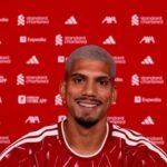 Ronald Araújo signs loan contract with Liverpool — Photo: Disclosure