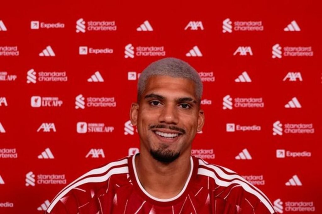 Liverpool oficializa contratação por empréstimo do zagueiro Ronald Araújo junto ao Barcelona