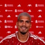 Liverpool oficializa contratação por empréstimo do zagueiro Ronald Araújo junto ao Barcelona