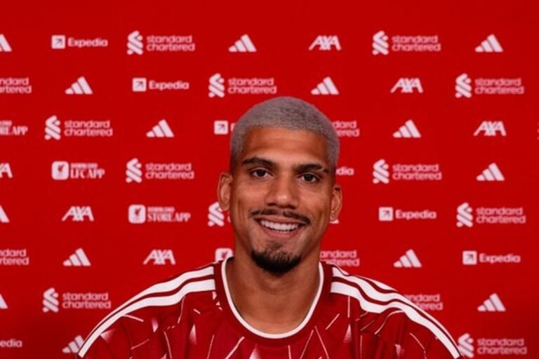 Liverpool oficializa contratação por empréstimo do zagueiro Ronald Araújo junto ao Barcelona