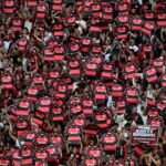 Flamengo fans at the Maracanã during the match against Santos — Photo: André Durão / ge
