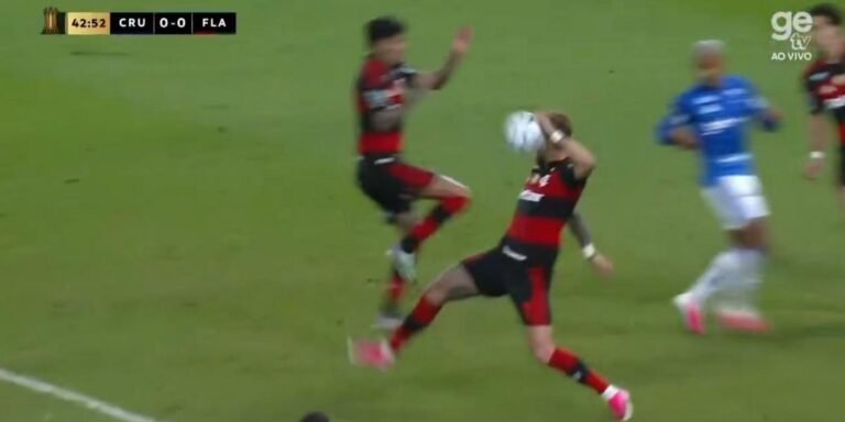 PC Oliveira analisa polêmica de pênalti em lance de Léo Pereira no Cruzeiro e Flamengo