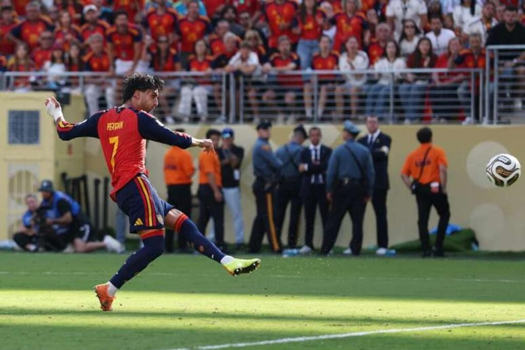 PSG contrata Ferran Torres por 50 milhões de euros do Barcelona