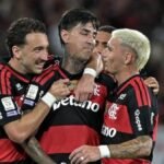 Erick Pulgar is embraced after scoring in Flamengo vs. Vitória for the Brazilian Serie A. Photo: Thiago Ribeiro/AGIF