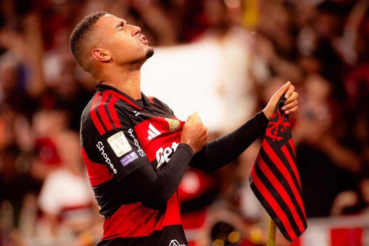 Samuel Lino faz melhor temporada no Flamengo com recordes de gols e assistências