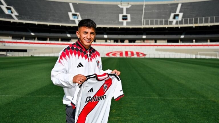 Thiago Almada during his announcement as a new River Plate signing. Photo: Disclosure/ River Plate