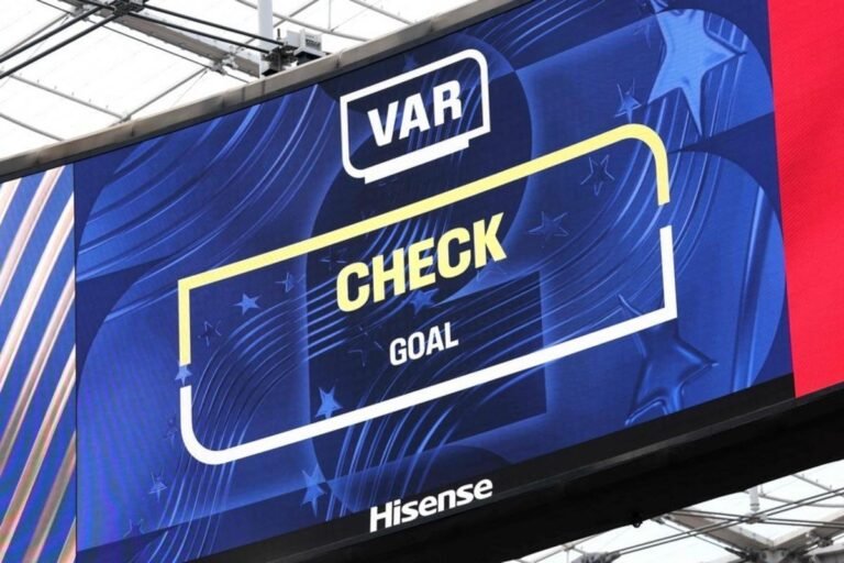 Scoreboard informs fans that the goal is under VAR review — Photo: Jamie Squire/Getty Images/AFP
